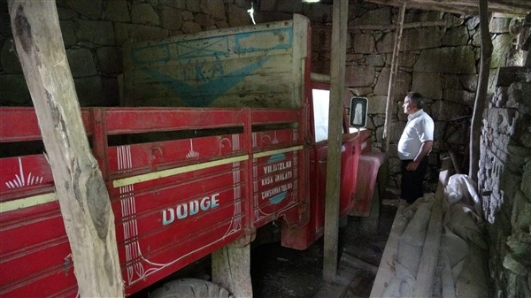 42 yıl önce garaja konulan kamyonet bir kere bile dışarı çıkartılmadı 8