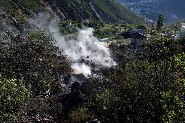 Gümüşhane’de yangın! 3 hektarlık alan 4 ev küle döndü 5