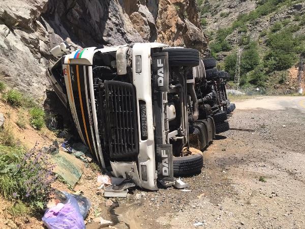 Zigana Dağında tır devrildi! 1 Yaralı 8