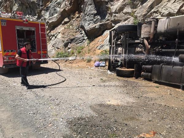 Zigana Dağında tır devrildi! 1 Yaralı 9