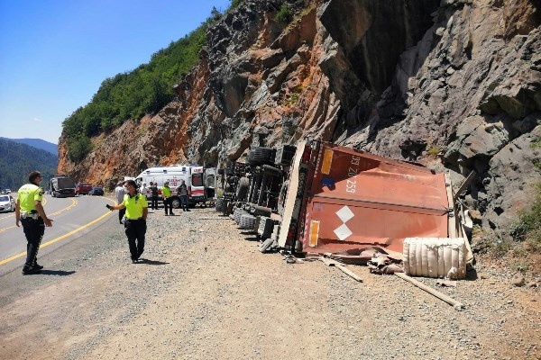 Zigana Dağında tır devrildi! 1 Yaralı 2