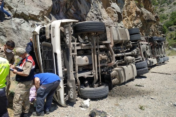 Zigana Dağında tır devrildi! 1 Yaralı 6