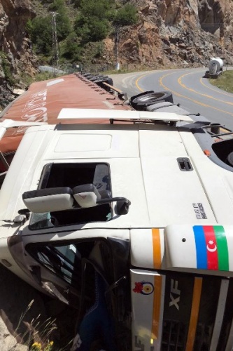 Zigana Dağında tır devrildi! 1 Yaralı 3