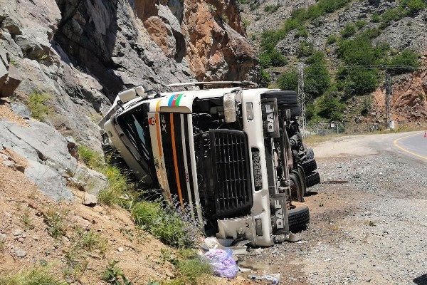 Zigana Dağında tır devrildi! 1 Yaralı 7