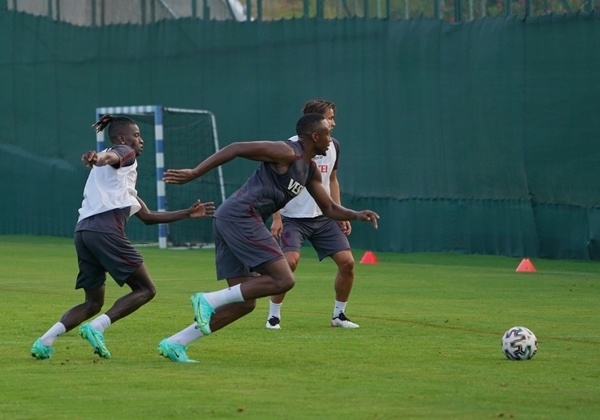 Trabzonspor 2021 2022 sezonu hazırlıkları günün ikinci antrenmanıyla devam etti. 16