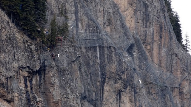 Sümela Manastırı'nı tehdit eden 360 tonluk kayaya çelik kazıklı önlem 7