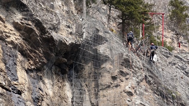Sümela Manastırı'nı tehdit eden 360 tonluk kayaya çelik kazıklı önlem 5