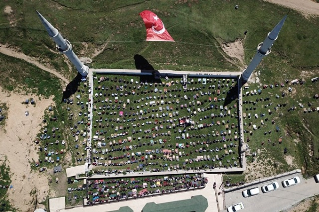 Karadeniz'in üzeri açık camisine Cuma namazı için ziyaretçi akını 11