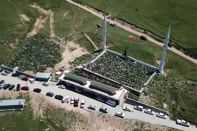 Karadeniz'in üzeri açık camisine Cuma namazı için ziyaretçi akını 21