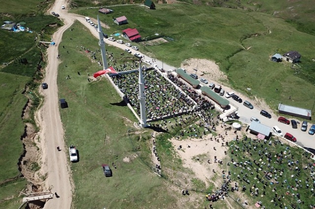 Karadeniz'in üzeri açık camisine Cuma namazı için ziyaretçi akını 10