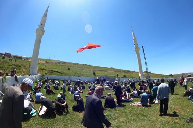 Karadeniz'in üzeri açık camisine Cuma namazı için ziyaretçi akını 3