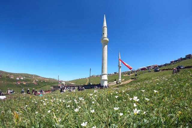 Karadeniz'in üzeri açık camisine Cuma namazı için ziyaretçi akını 6