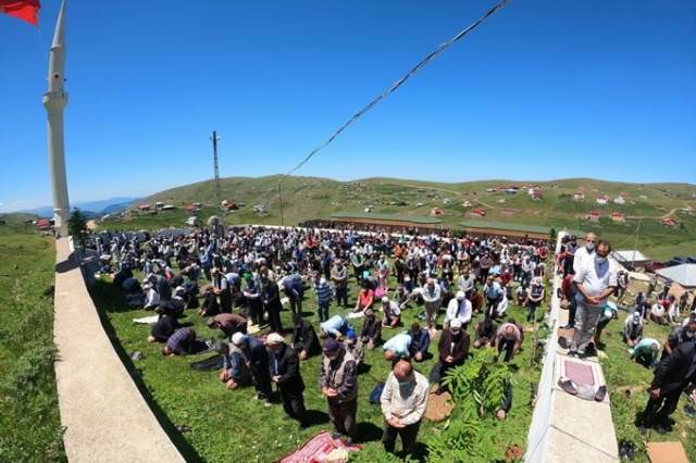 Karadeniz'in üzeri açık camisine Cuma namazı için ziyaretçi akını 18