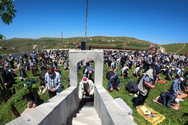 Karadeniz'in üzeri açık camisine Cuma namazı için ziyaretçi akını 14