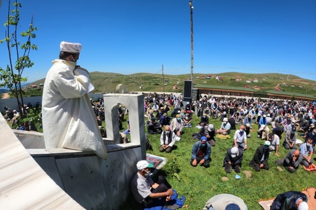 Karadeniz'in üzeri açık camisine Cuma namazı için ziyaretçi akını 20