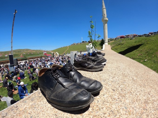 Karadeniz'in üzeri açık camisine Cuma namazı için ziyaretçi akını 15
