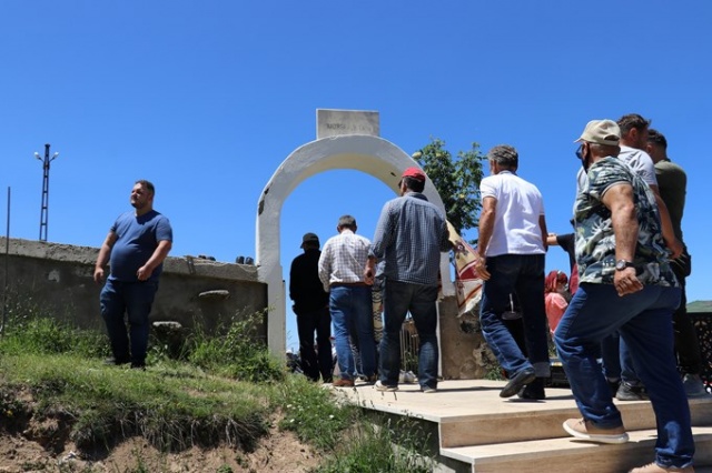 Karadeniz'in üzeri açık camisine Cuma namazı için ziyaretçi akını 8