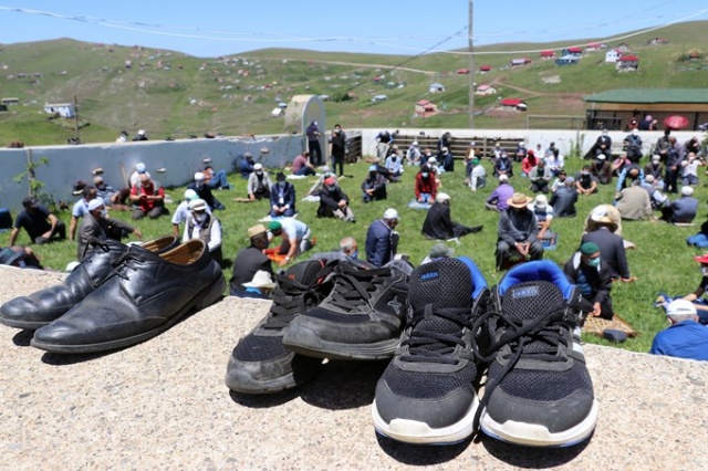 Karadeniz'in üzeri açık camisine Cuma namazı için ziyaretçi akını 12