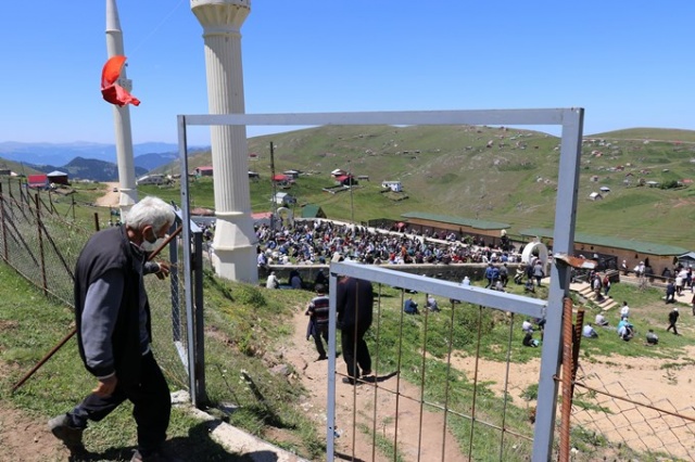 Karadeniz'in üzeri açık camisine Cuma namazı için ziyaretçi akını 22