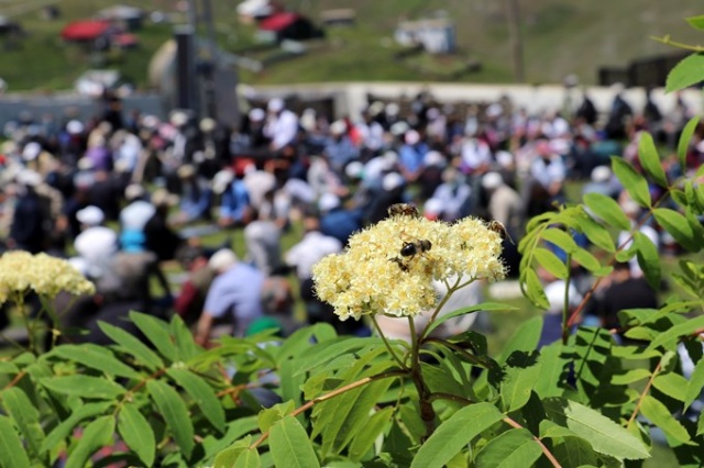 Karadeniz'in üzeri açık camisine Cuma namazı için ziyaretçi akını 5