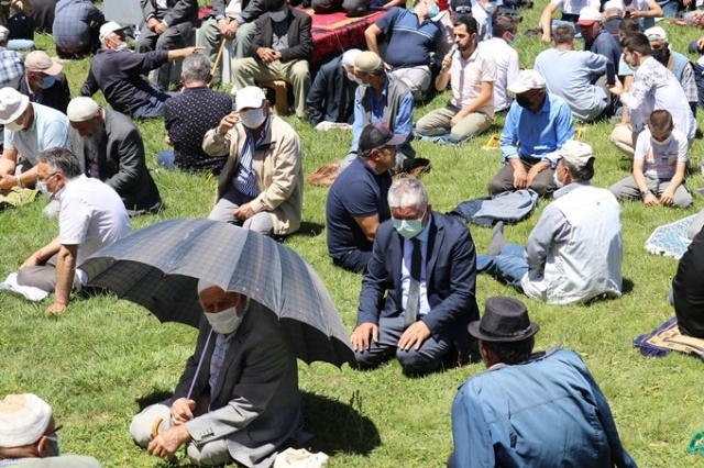 Karadeniz'in üzeri açık camisine Cuma namazı için ziyaretçi akını 19