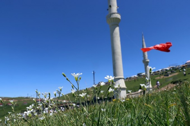 Karadeniz'in üzeri açık camisine Cuma namazı için ziyaretçi akını 4