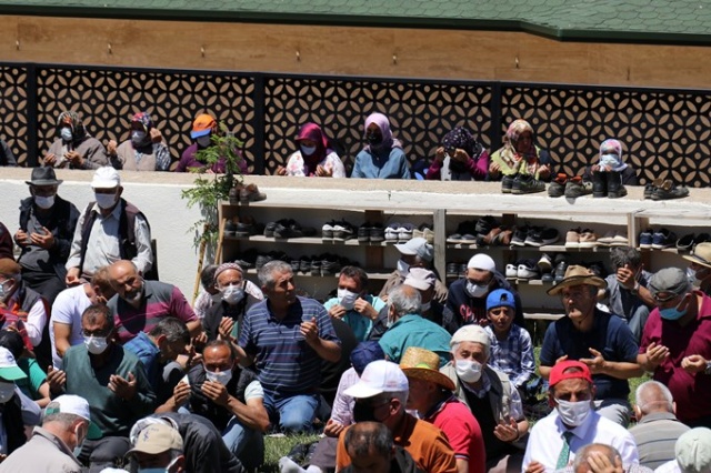 Karadeniz'in üzeri açık camisine Cuma namazı için ziyaretçi akını 13