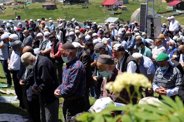 Karadeniz'in üzeri açık camisine Cuma namazı için ziyaretçi akını 17