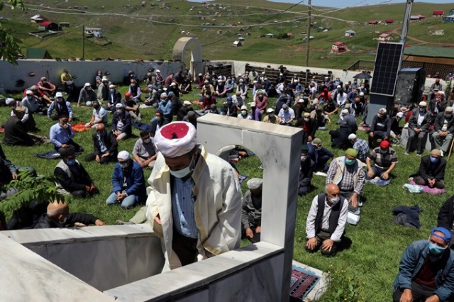 Karadeniz'in üzeri açık camisine Cuma namazı için ziyaretçi akını 7