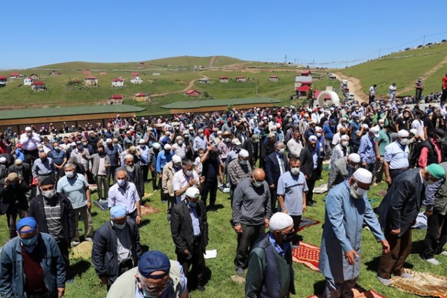 Karadeniz'in üzeri açık camisine Cuma namazı için ziyaretçi akını 23