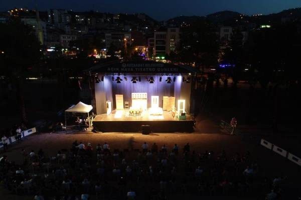 Akçaabat’ta “2. Açık Hava Tiyatro Günleri” başladı 5