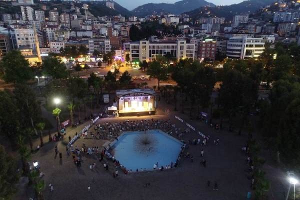 Akçaabat’ta “2. Açık Hava Tiyatro Günleri” başladı 7