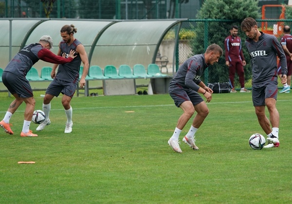 Trabzonspor yağmur altında çalıştı 18