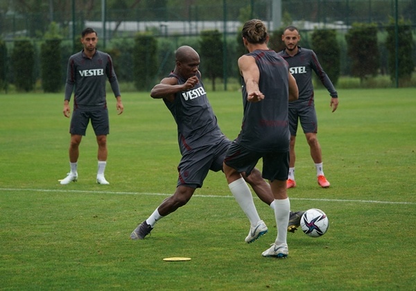 Trabzonspor yağmur altında çalıştı 32