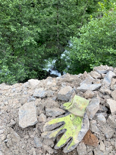 Trabzon'da restorasyonunda dereye dökülen inşaat atıklarına tepki 6