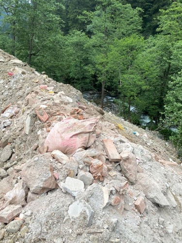 Trabzon'da restorasyonunda dereye dökülen inşaat atıklarına tepki 8