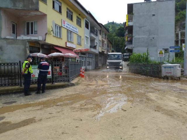 Selde kaybolan 2 kişiyi arama çalışmaları devam ediyor 2