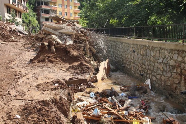 Selde kaybolan 2 kişiyi arama çalışmaları devam ediyor 4