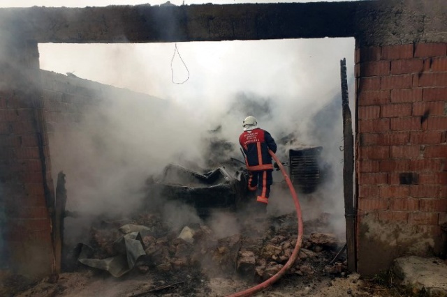 Alev alan garajdaki 2 araç ve 2 ton odun küle döndü 2