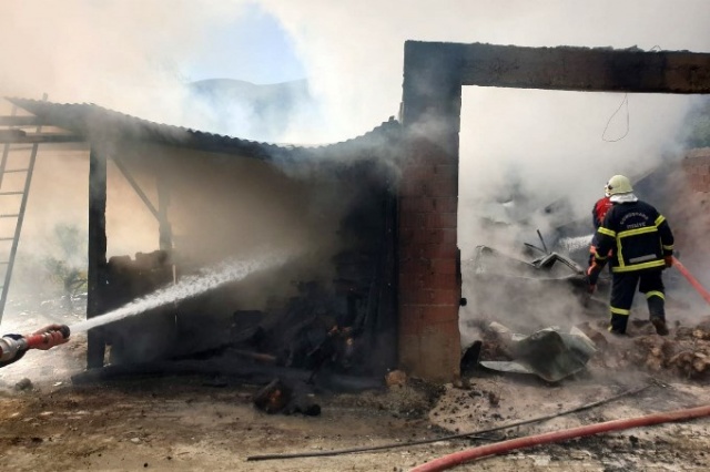 Alev alan garajdaki 2 araç ve 2 ton odun küle döndü 3