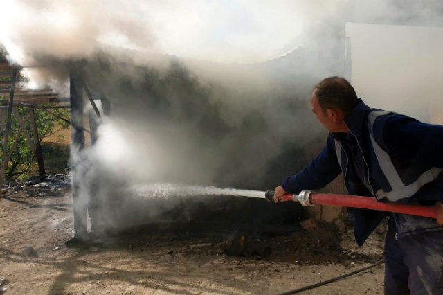 Alev alan garajdaki 2 araç ve 2 ton odun küle döndü 4