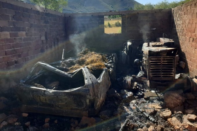 Alev alan garajdaki 2 araç ve 2 ton odun küle döndü 8