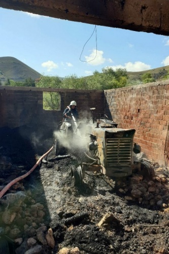 Alev alan garajdaki 2 araç ve 2 ton odun küle döndü 9