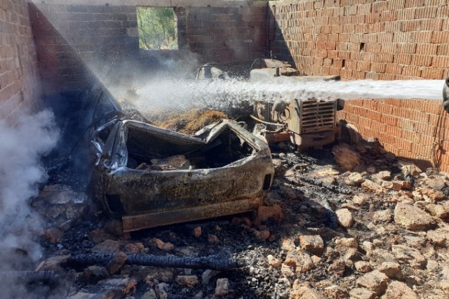 Alev alan garajdaki 2 araç ve 2 ton odun küle döndü 13