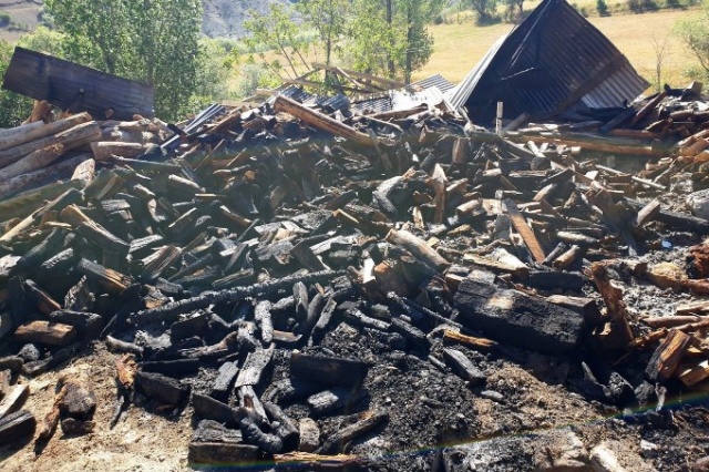 Alev alan garajdaki 2 araç ve 2 ton odun küle döndü 11