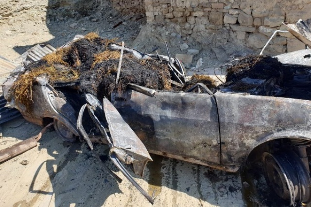 Alev alan garajdaki 2 araç ve 2 ton odun küle döndü 6