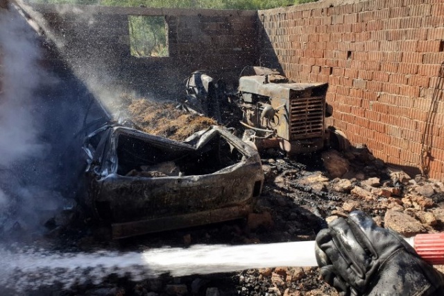 Alev alan garajdaki 2 araç ve 2 ton odun küle döndü 7