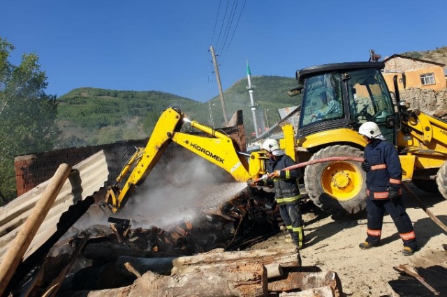 Alev alan garajdaki 2 araç ve 2 ton odun küle döndü 5