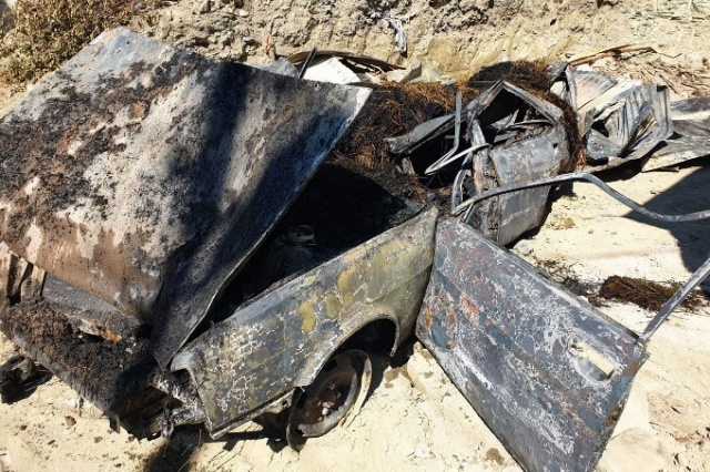 Alev alan garajdaki 2 araç ve 2 ton odun küle döndü 12