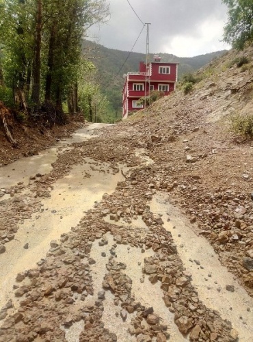 Gümüşhane’de kuvvetli sağanak etkili oldu. 14